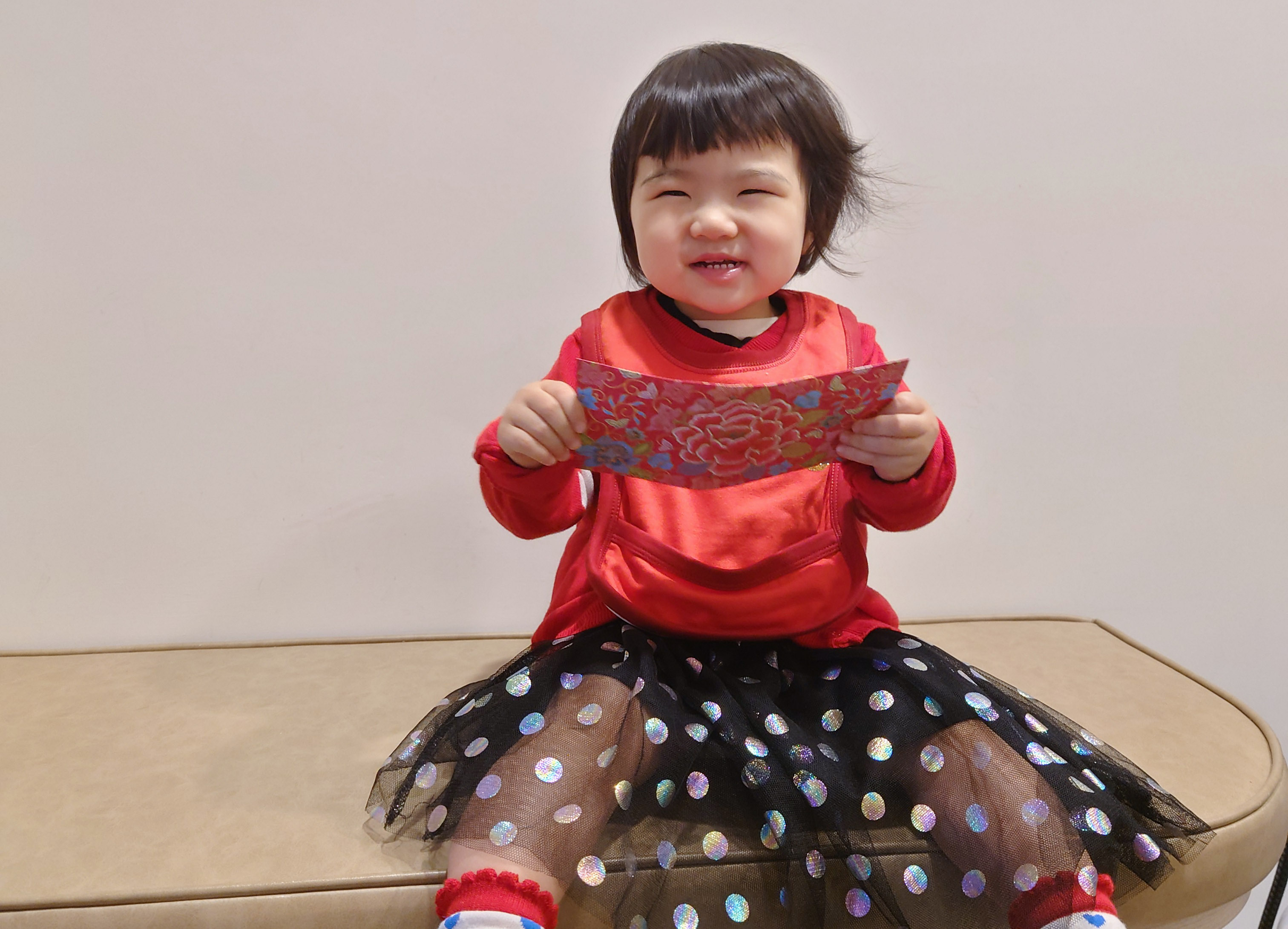 小孩拿紅包